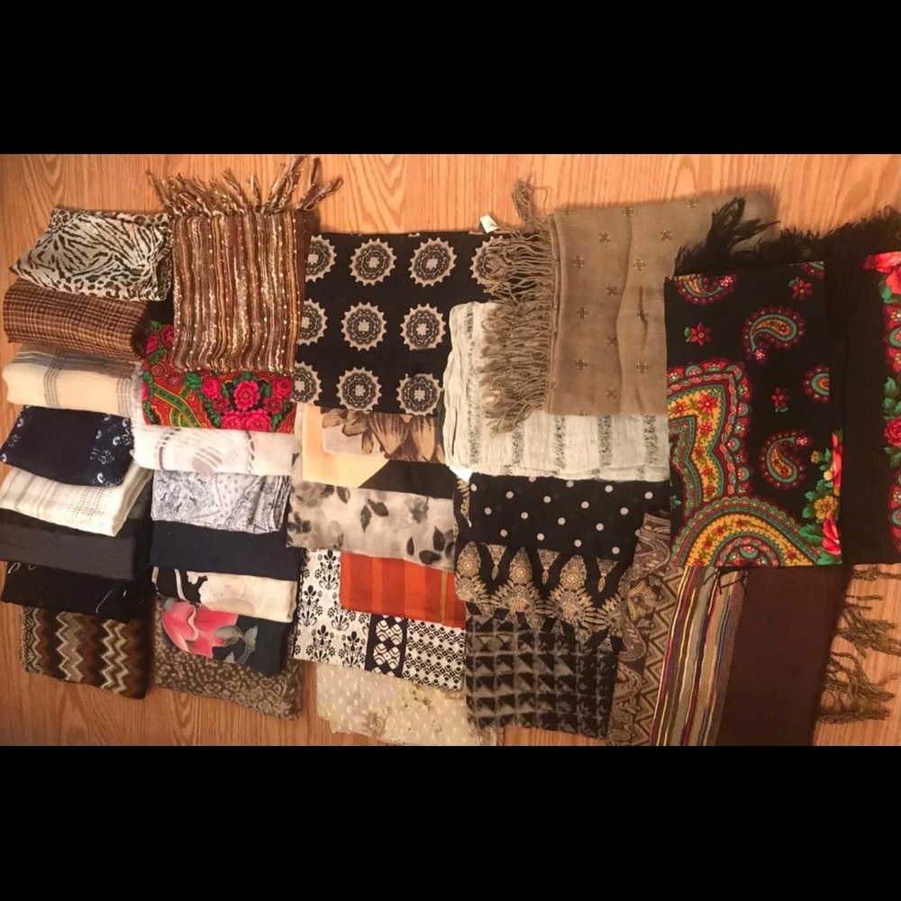 Lot of 30 scarves